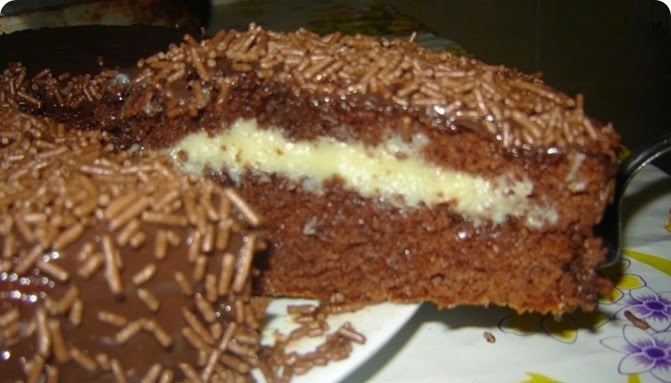 Receita de Bolo de Brigadeiro com Recheio de Beijinho: sabor sem igual com essa combinação surpreendente