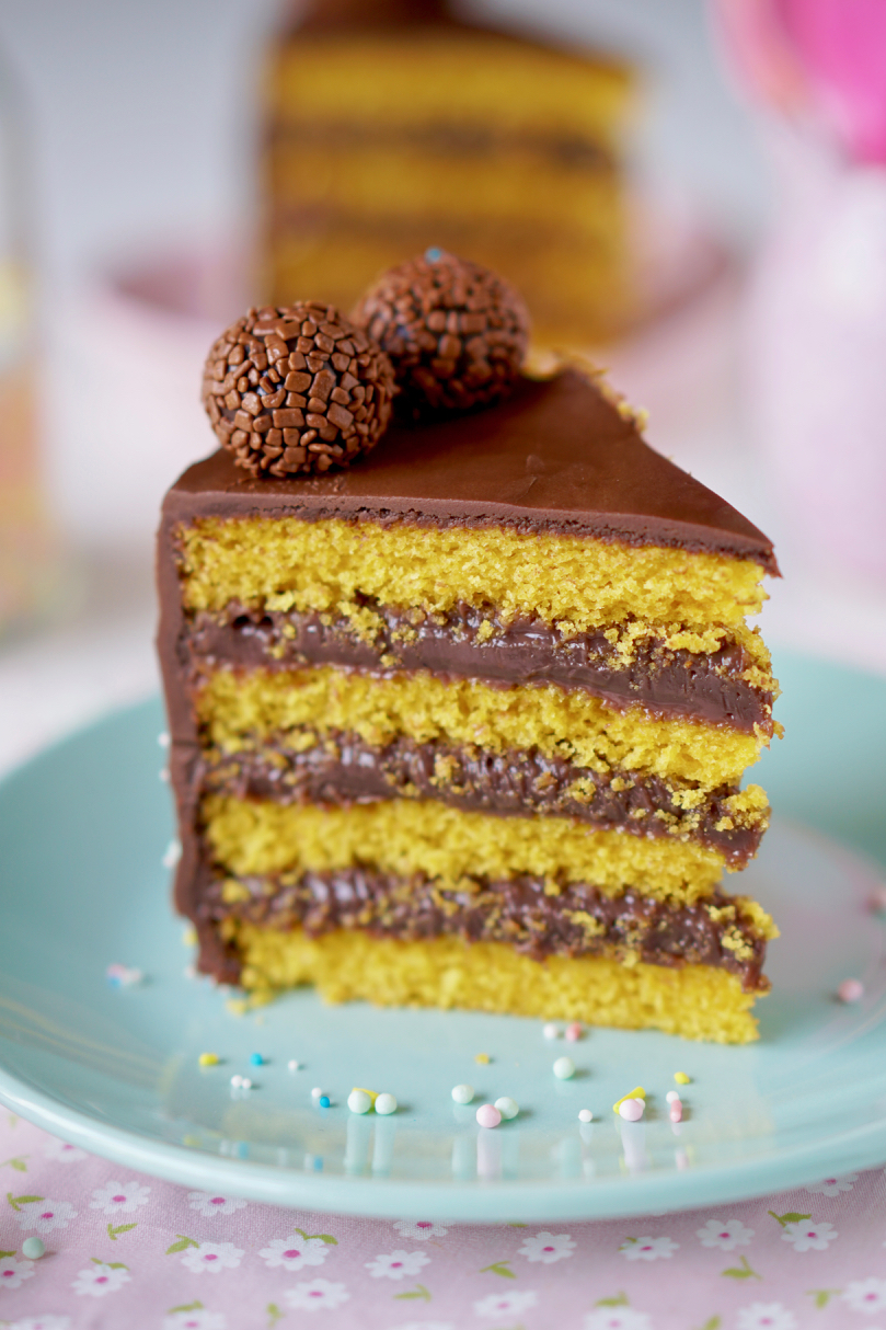 Receita de Bolo de Cenoura com Brigadeiro em Camadas. Fiquei chocado quando fiz essa sobremesa!