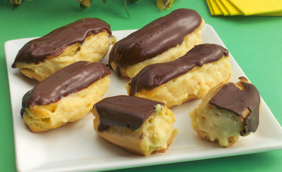 Receita de Mini Bomba de Creme. Doce bonito, gostoso e muito fácil de fazer