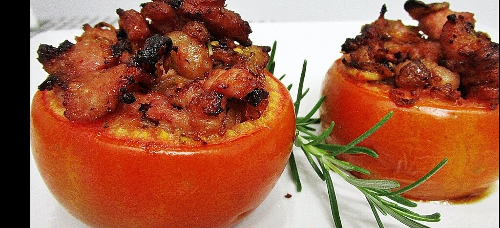 Receita de Tomate Recheado com Linguiça. Eu nunca me canso de comer algo assim!