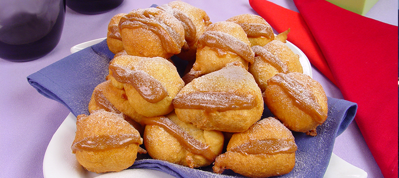 Receita de Bolinho de Chuva com Recheio de Morango. O tradicional ainda mais saboroso!