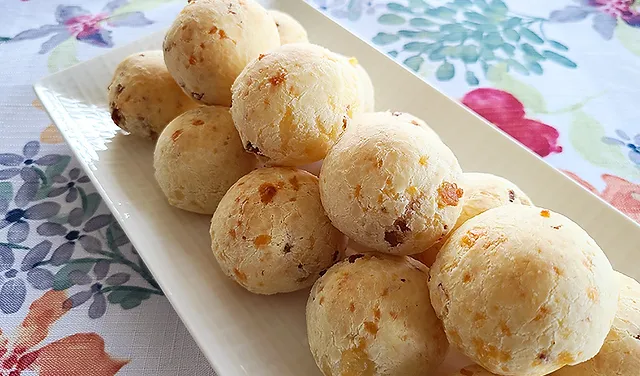 Receita de Pão de Queijo com Bacon, caseiro, delicioso e muito fácil de preparar