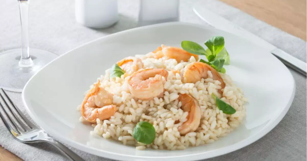 Receita de Risoto de Camarão com Alho-poró, que é elegante, prático e super saboroso