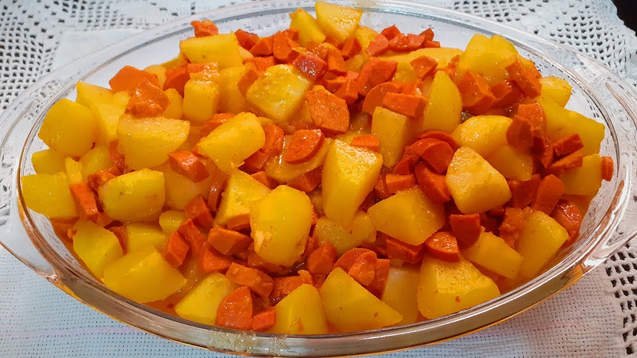 Receita de Salsichas com Batatas para uma refeição super econômica e deliciosa