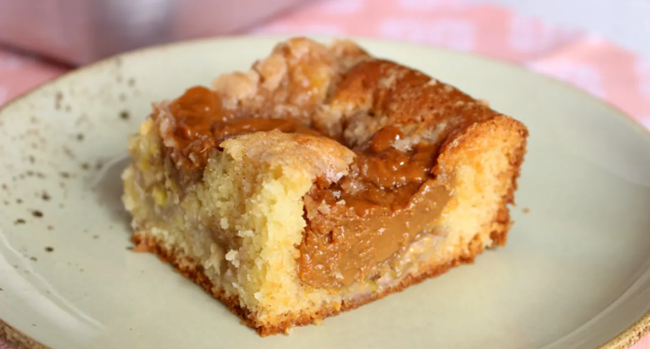 Receita de Cuca de Doce de Leite com Banana, o banoffe que todo mundo ama feito de forma fácil