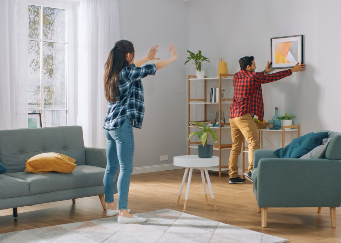 casal mexendo na decoração da sala