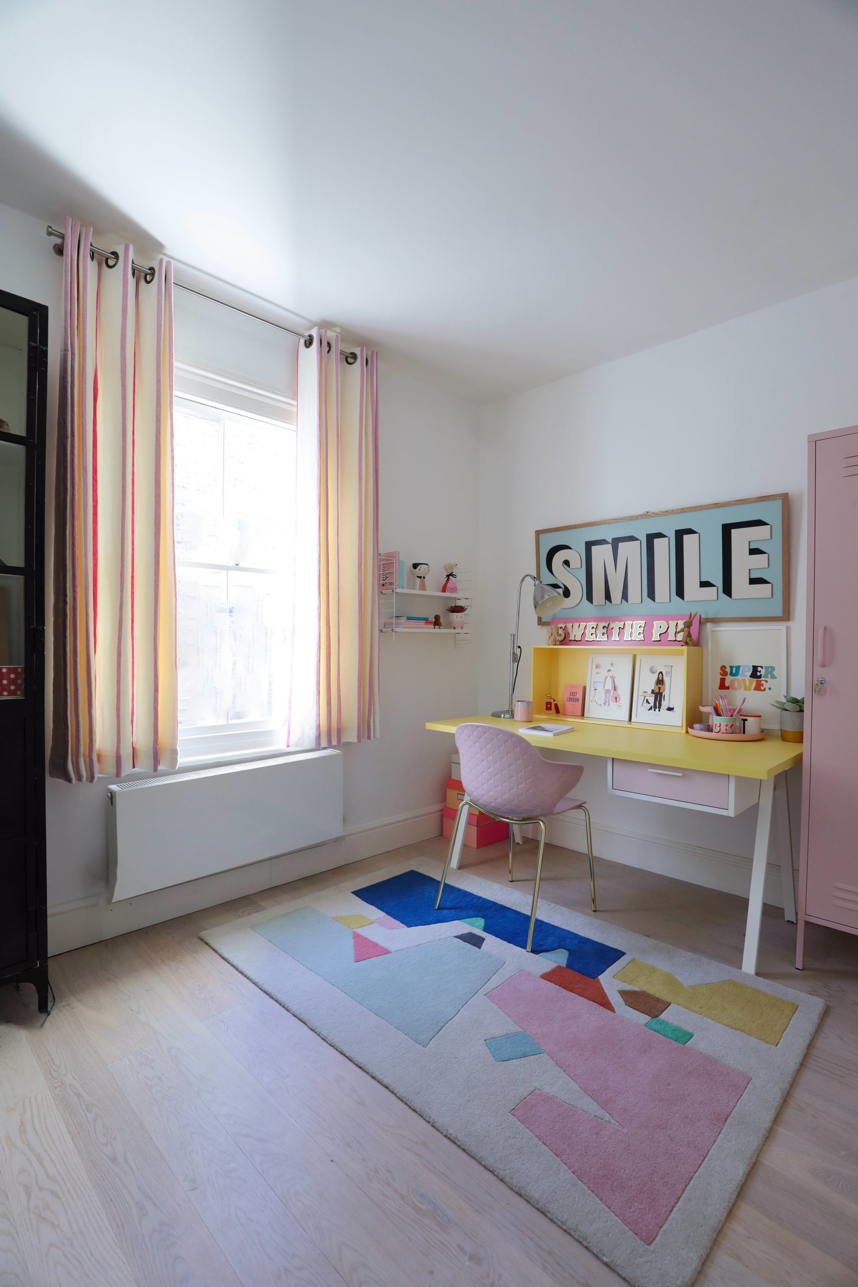 cortinas listradas em quarto