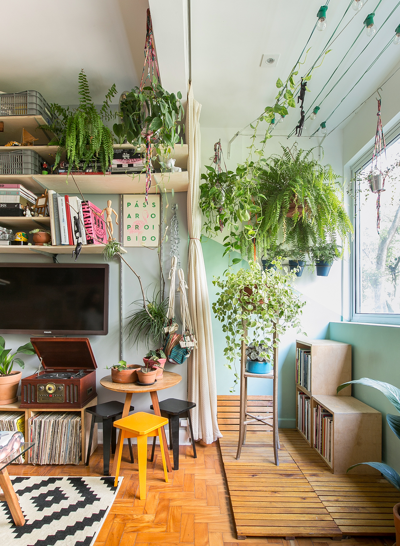 espaço vertical bem aproveitado em apartamento pequeno