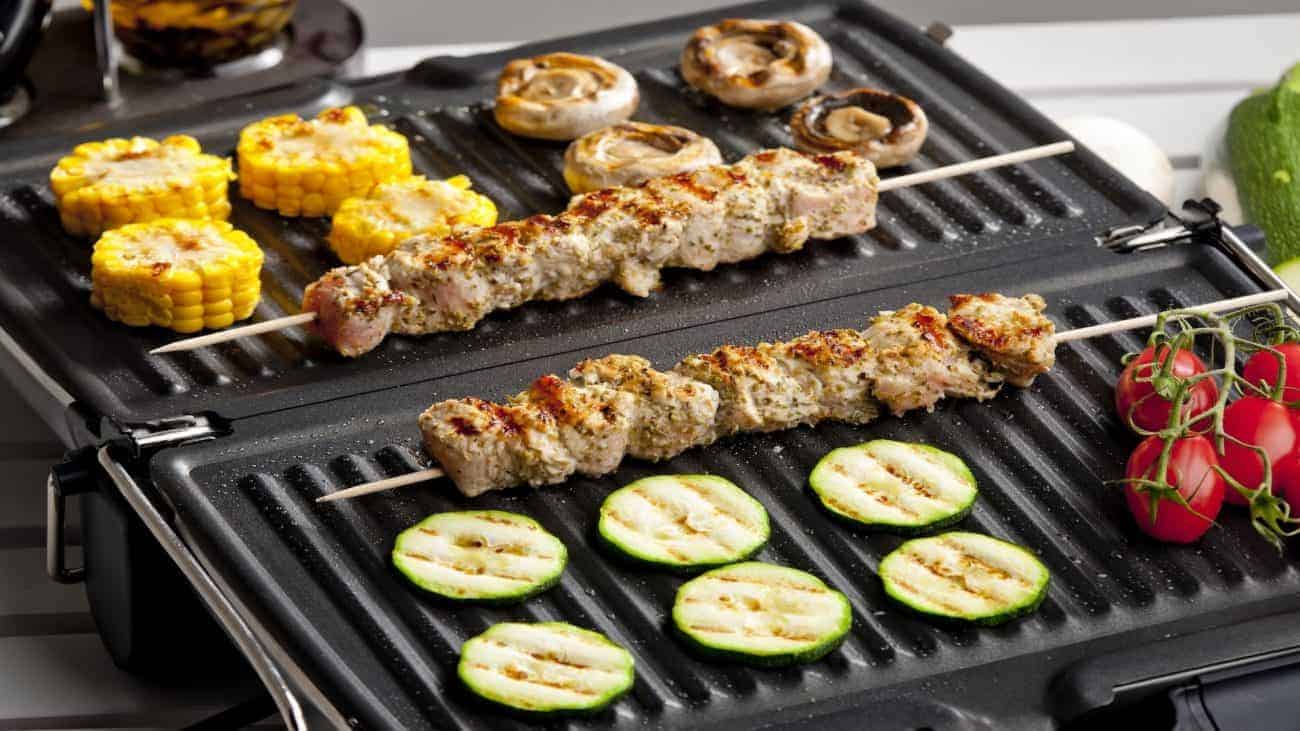 grill elétrico com alimentos