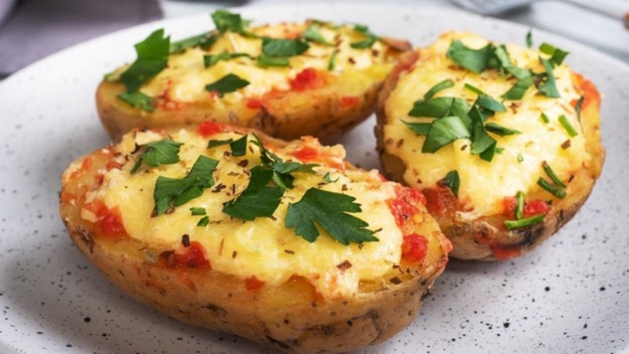 Receita de Batata Recheada à Bolonhesa, que é um prato sensacional, fácil e delicioso