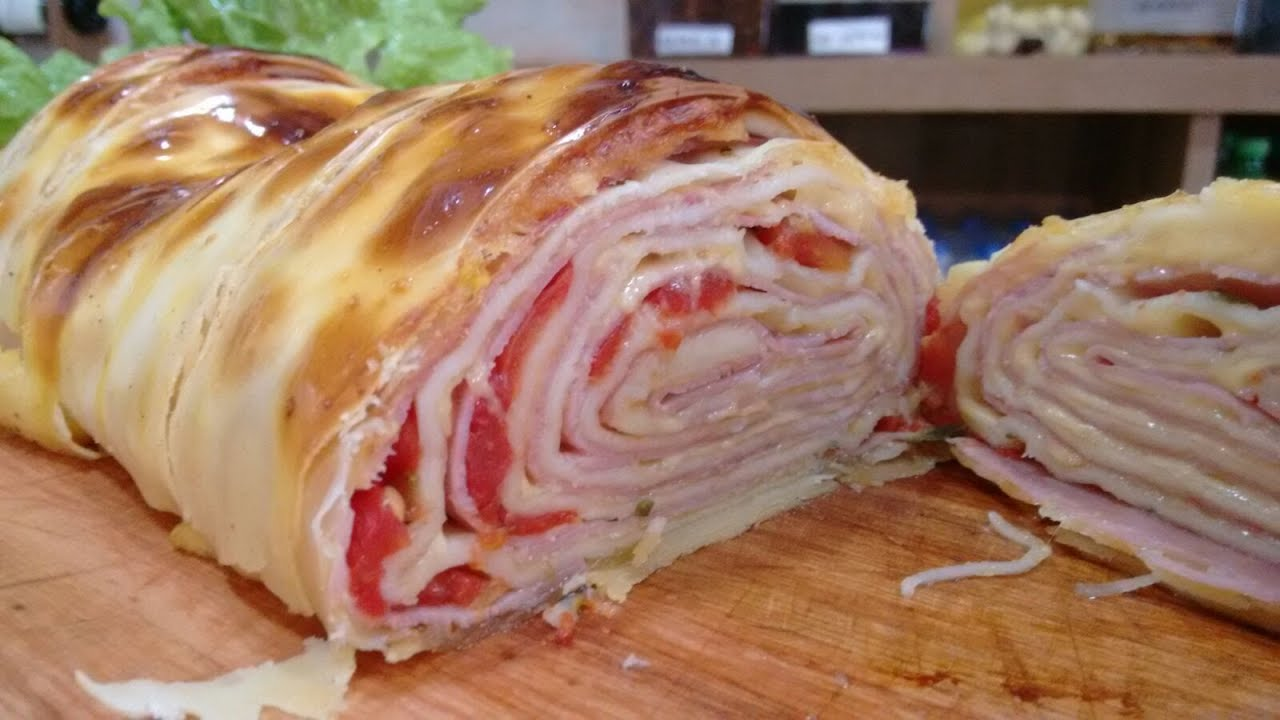 Receita de Rocambole de Calabresa com Massa de Pastel, lanche delicioso de forno para lamber os dedos