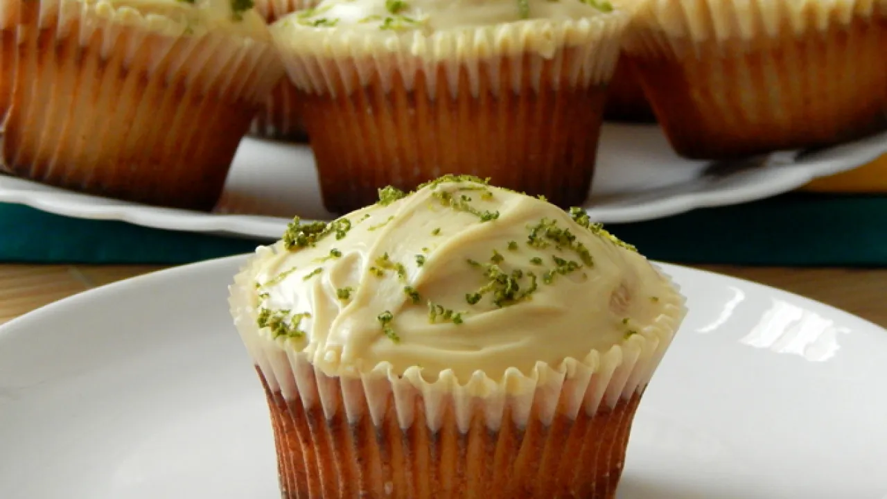 Receita de Cupcake de Chocolate com Recheio de Limão. Essa sobremesa surpreende todo mundo