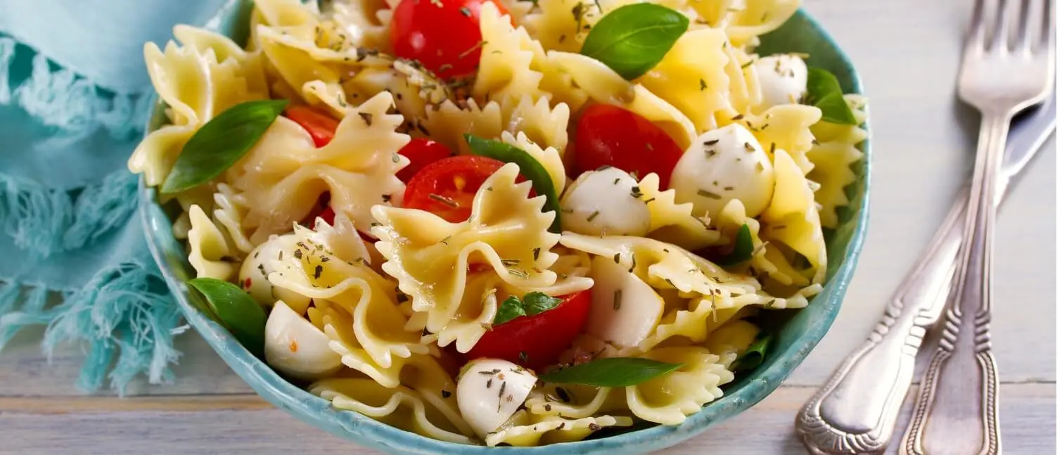 Receita de Farfalle Caprese, rápida, prática e fresca para os dias quentes!