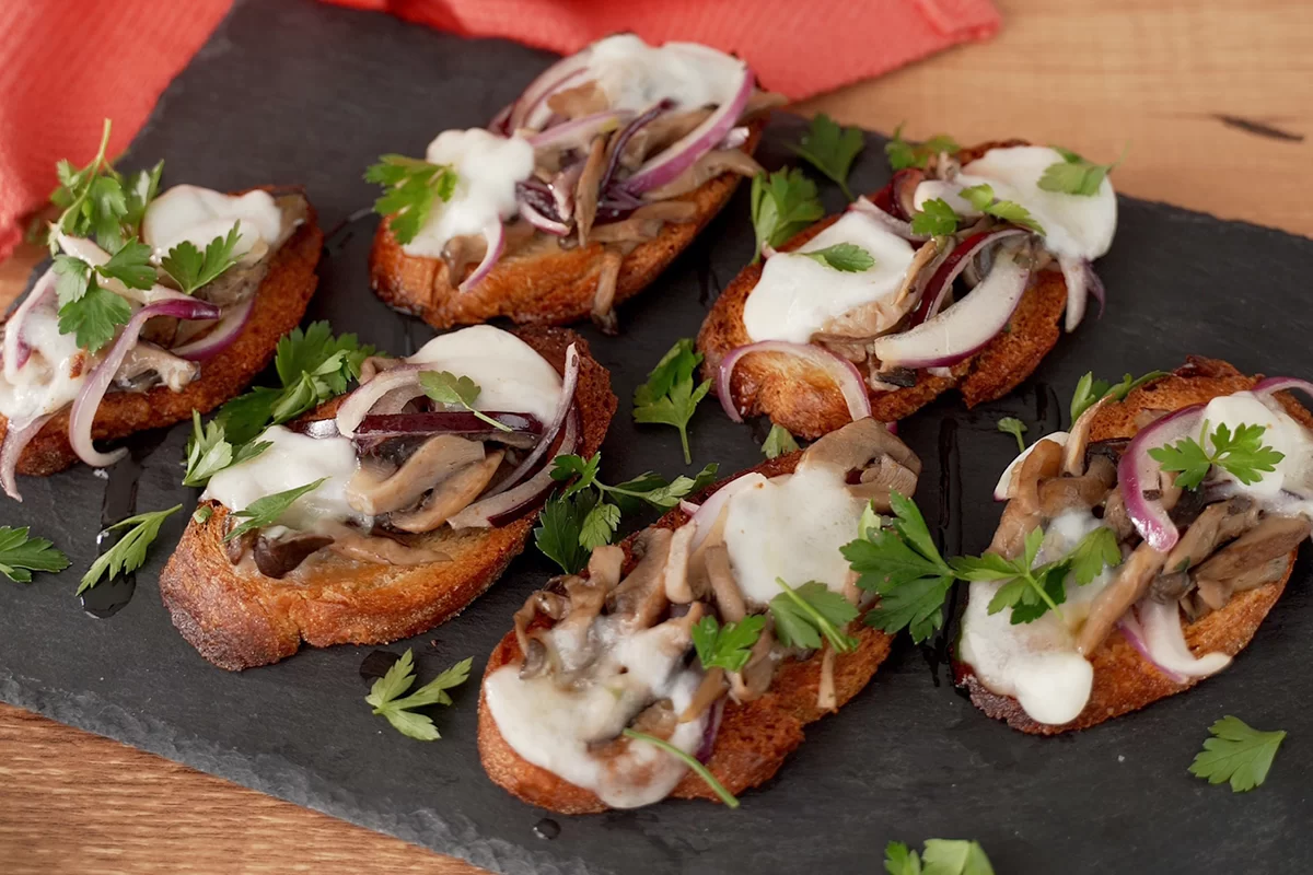 Receita de Crostini de Cogumelo, uma torradinha crocante e rápida para servir de entrada no almoço