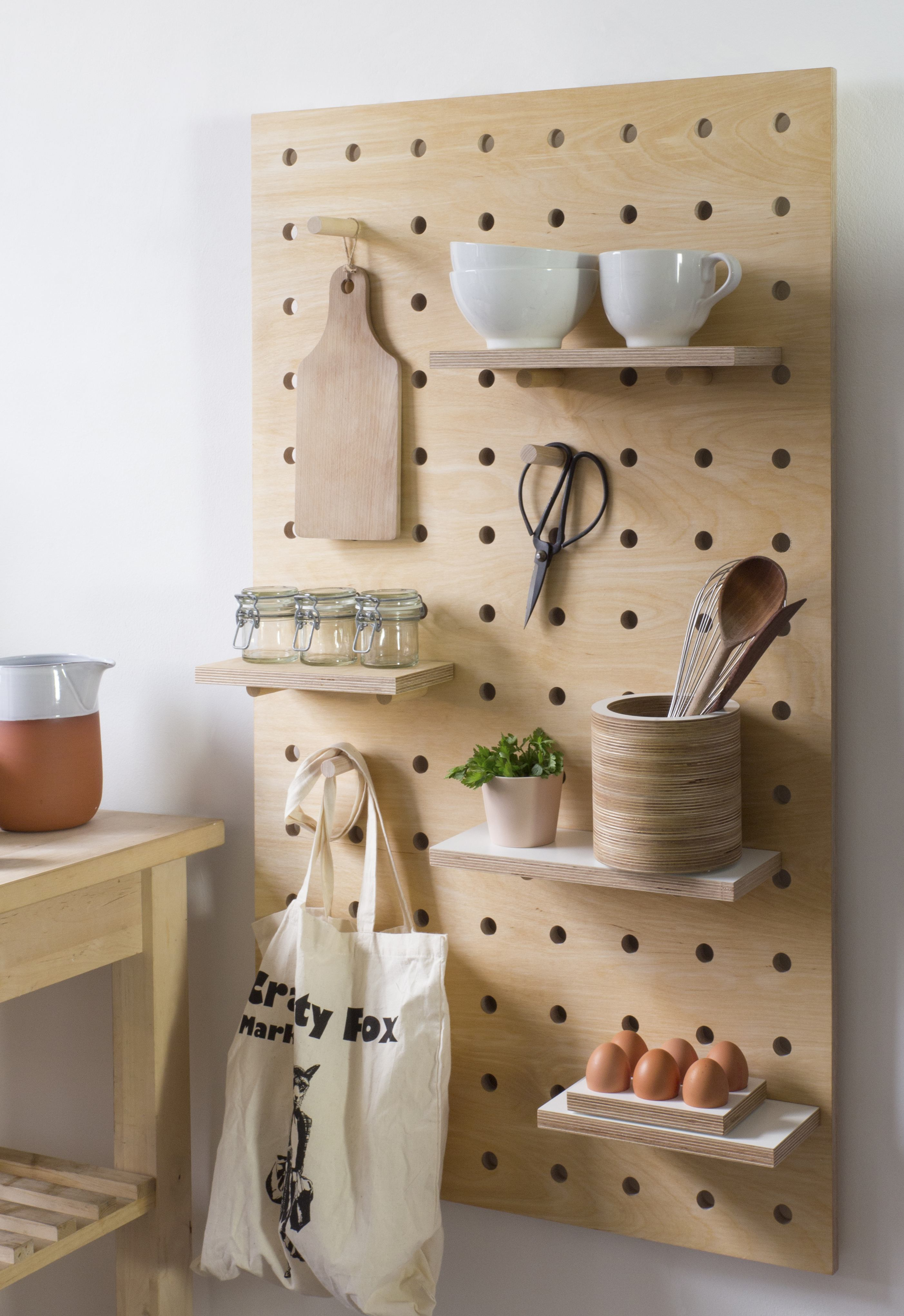 pegboard com itens de cozinha