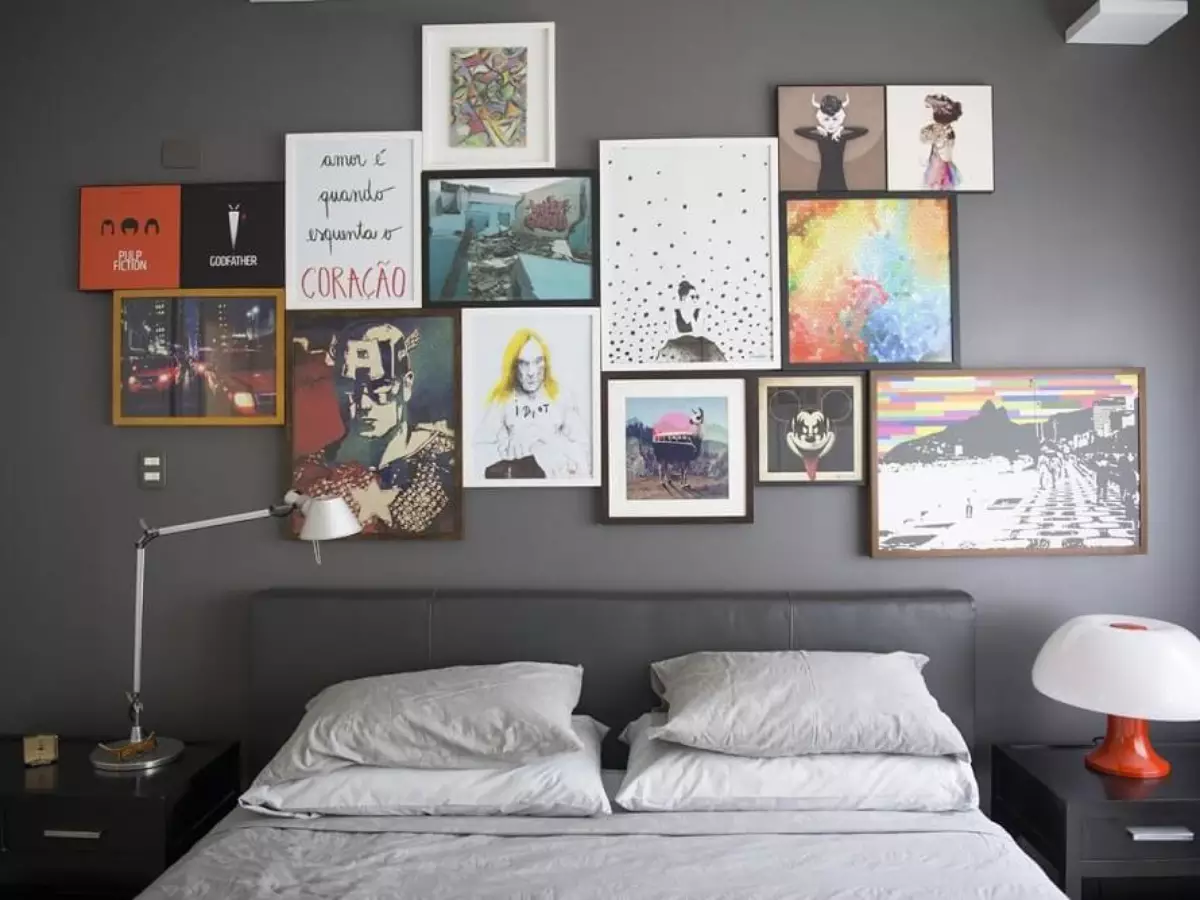 quarto com vários quadros na parede