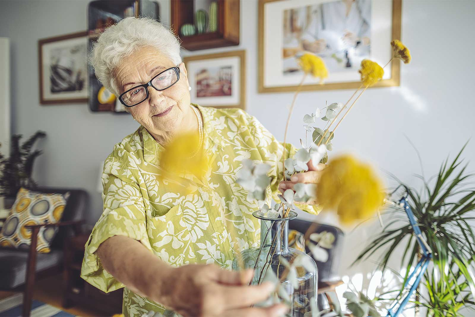 senhora trocando flores de vaso