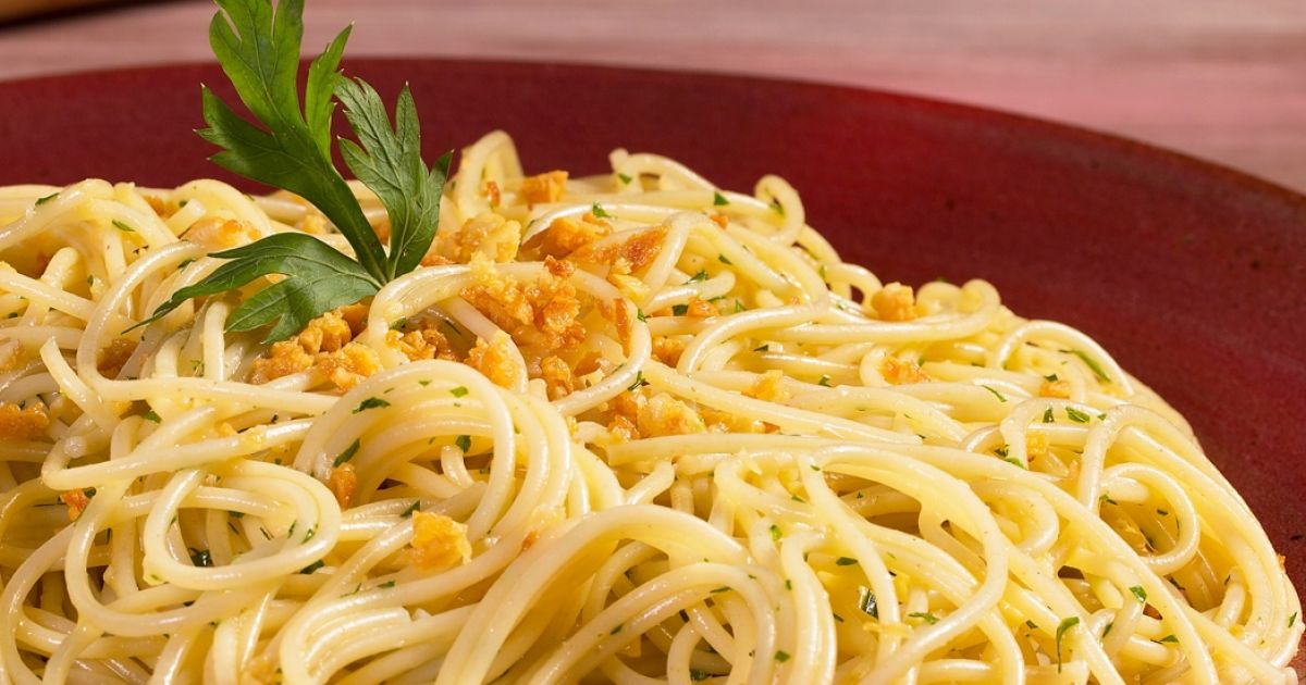 Receita de Macarrão ao Alho e Óleo. Surpreenda sua família com essa delícia que tem um SEGREDINHO especial