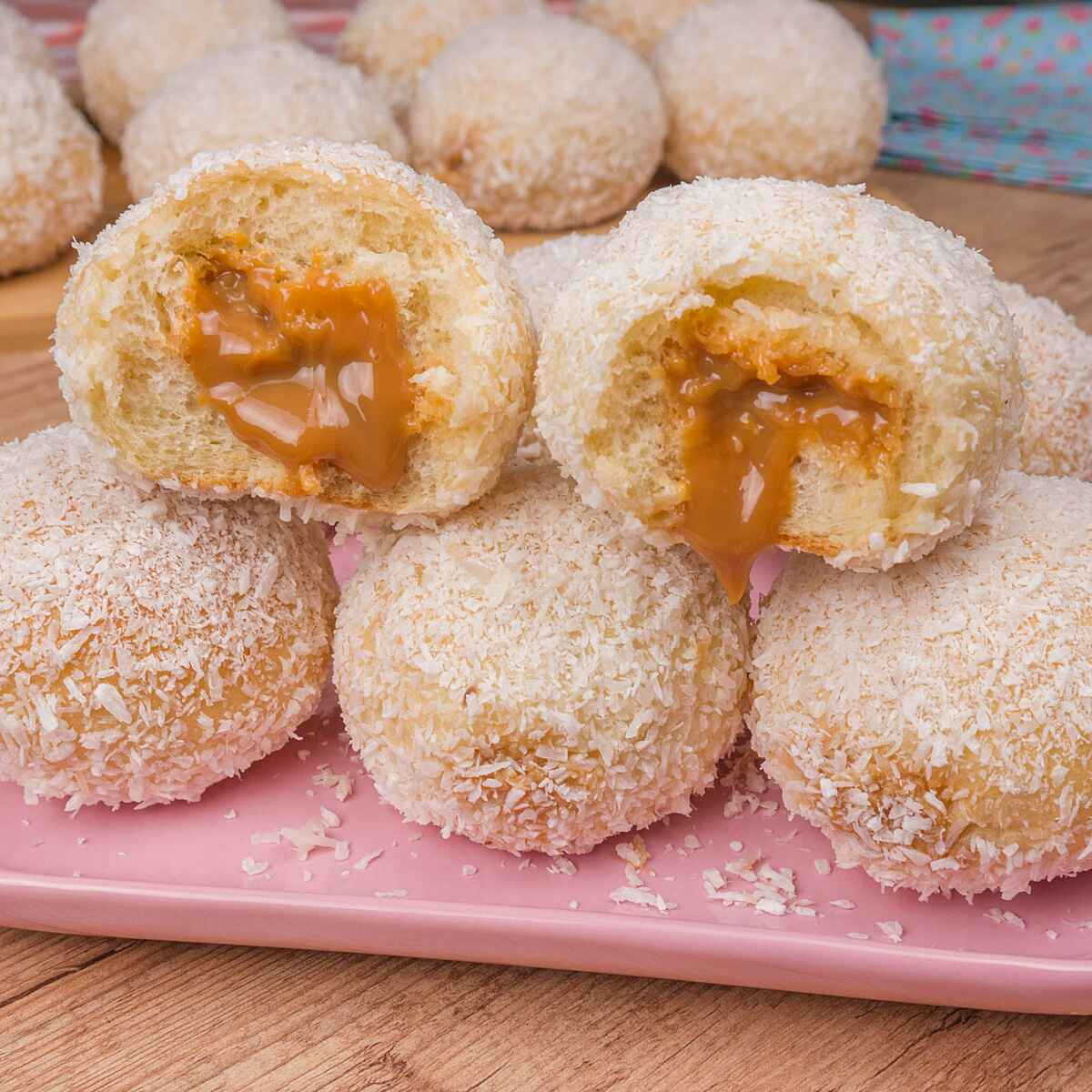 Receita de Lua de Mel de Limão. O nome é curioso? Veja como fazer esse mini pãozinho de sabor inigualável