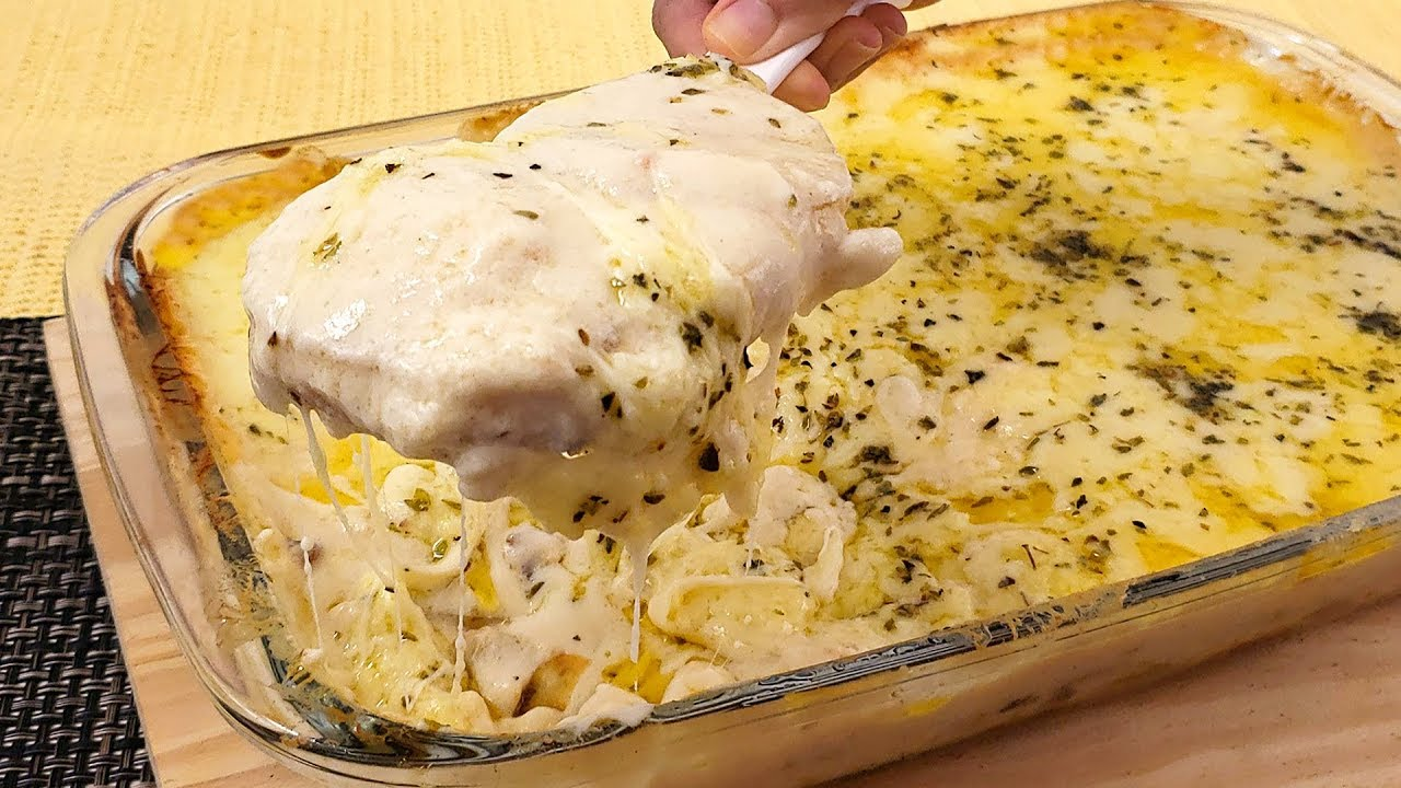 Receita de Batata ao Molho Branco de Forno, fica super cremosa e não é difícil de preparar