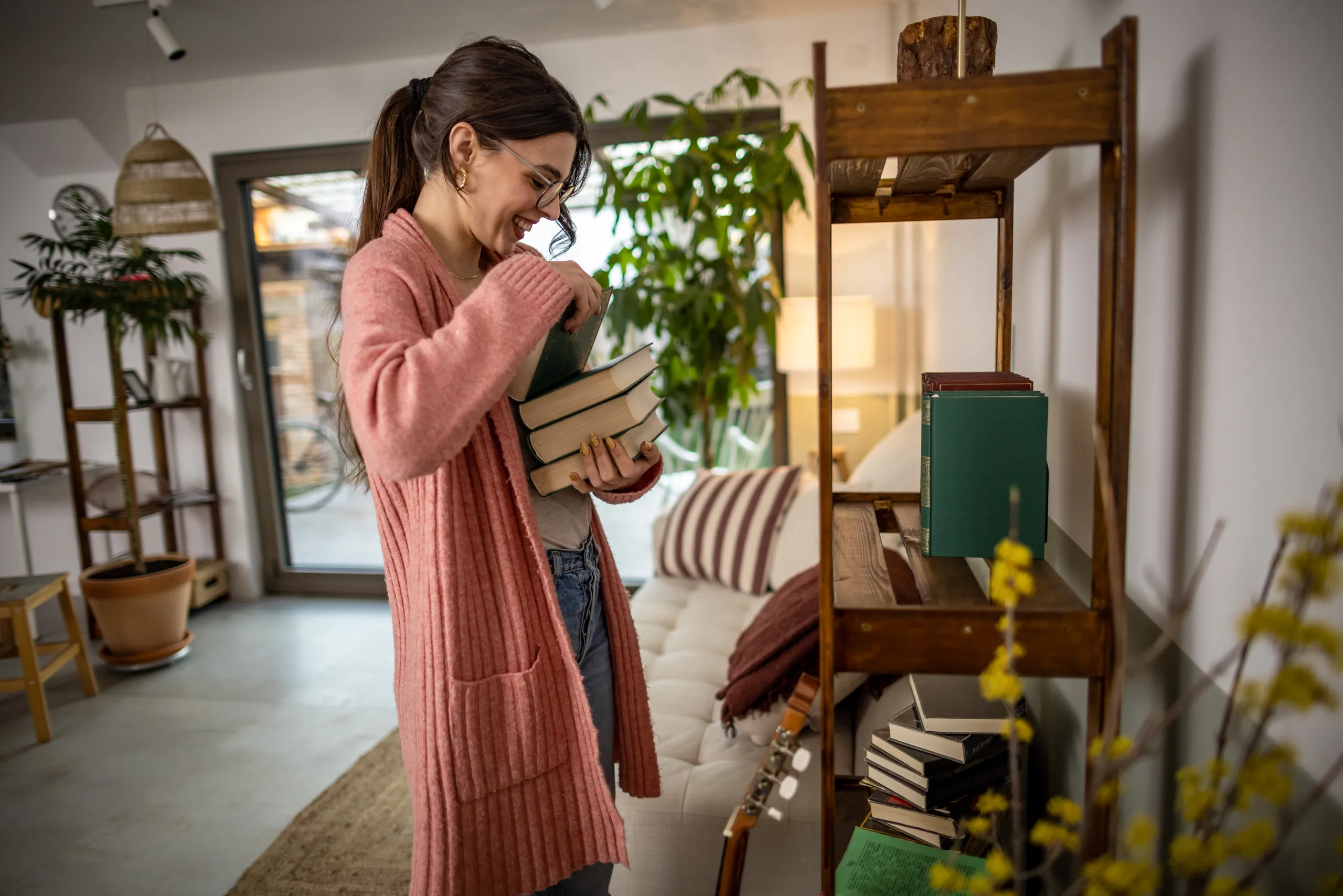 mulher ajeitando livros na estante