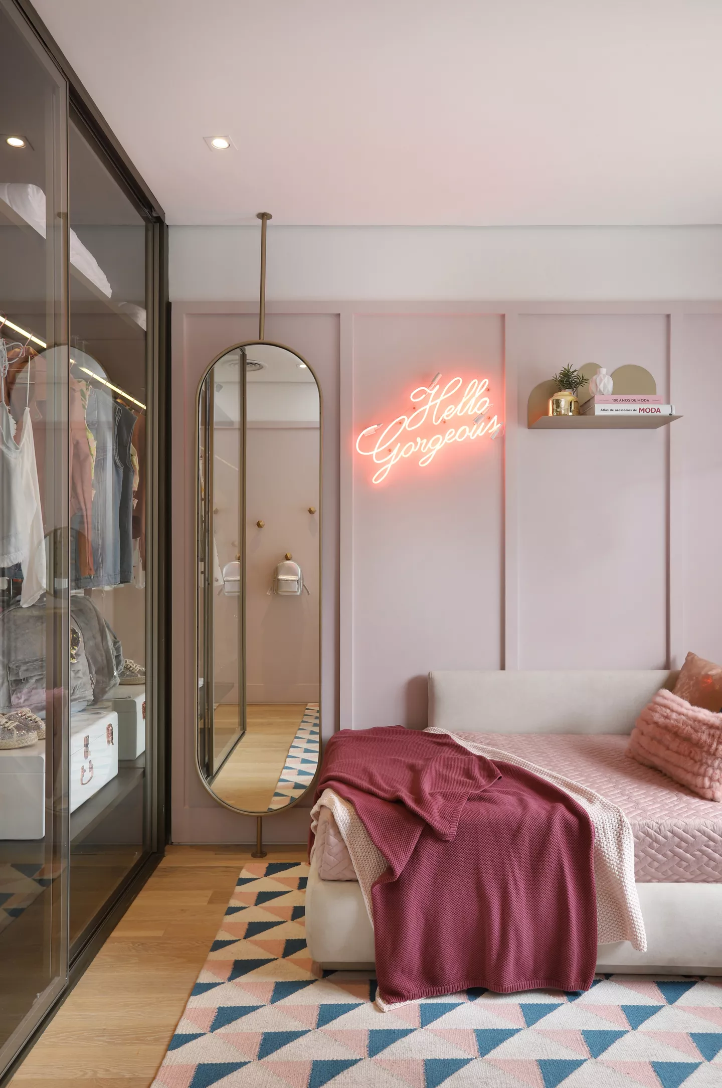 quarto com tons pastel e detalhe neon na parede