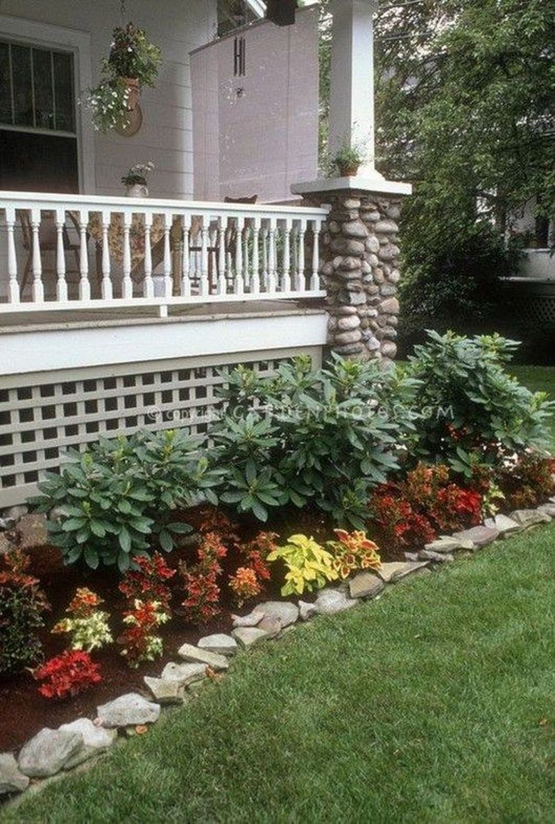 casa com canteiro de flores