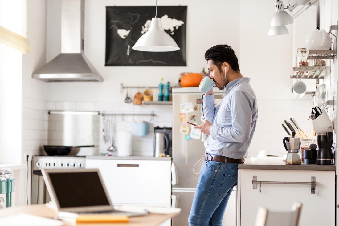 homem sozinho na cozinha