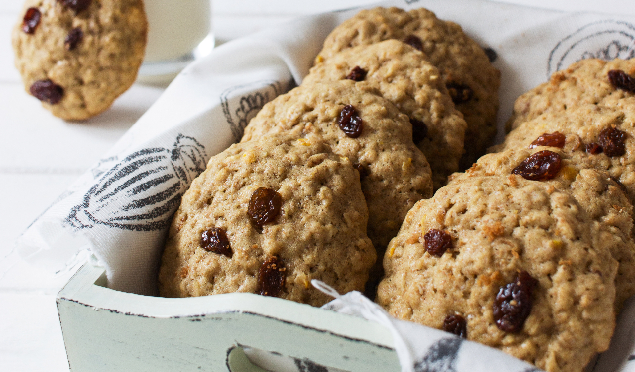 Receita de Biscoito de Aveia com Passas, um biscoitinho bem saudável e rápido para você ter de lanche