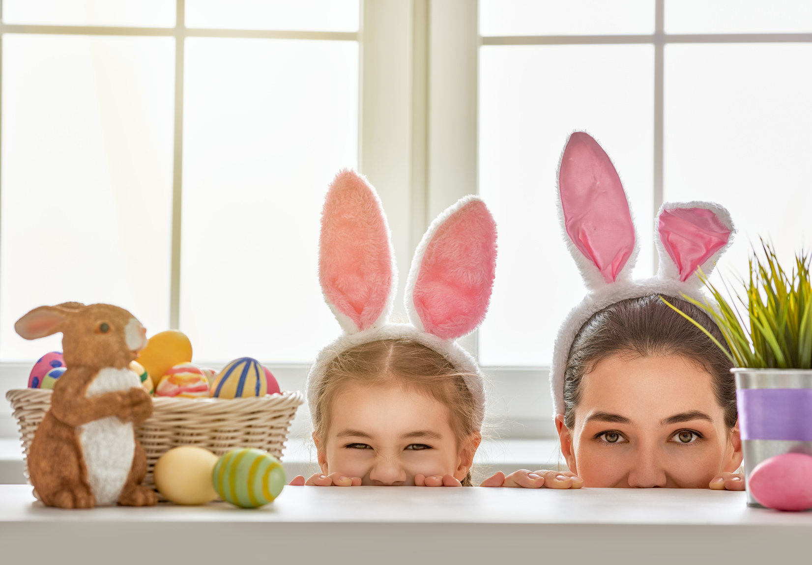 mãe e filha usando tiarinhas de coelho