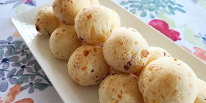 Receita de Pão de Queijo com Bacon, caseiro, delicioso e muito fácil de preparar