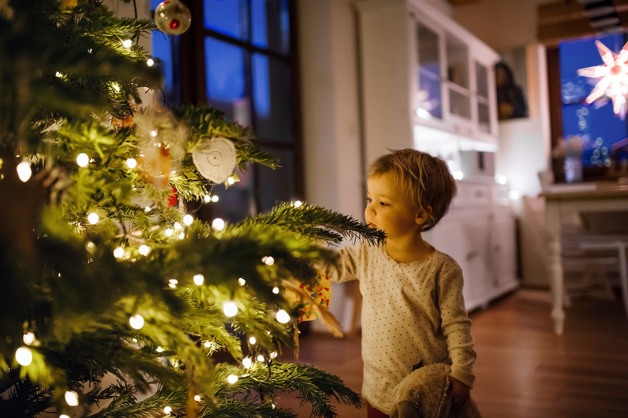 criança e árvore de natal