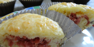 Receita de Cupcake Salgado de Calabresa e Parmesão. Uma ideia nova e sabor totalmente irresistível