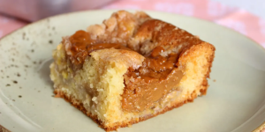 Receita de Cuca de Doce de Leite com Banana, o banoffe que todo mundo ama feito de forma fácil