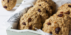 Receita de Biscoito de Aveia com Passas, um biscoitinho bem saudável e rápido para você ter de lanche