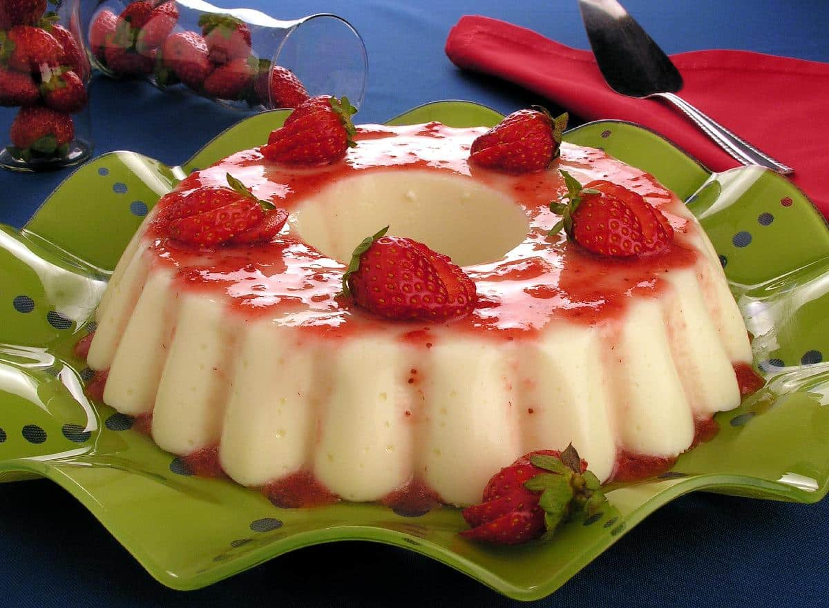 Receita de Flan de Iogurte e Frutas Vermelhas, opção leve para ter de sobremesa em qualquer dia da semana