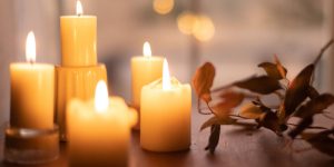 DICA: transforme as velas da sua casa em uma vela aromática linda com esses passos