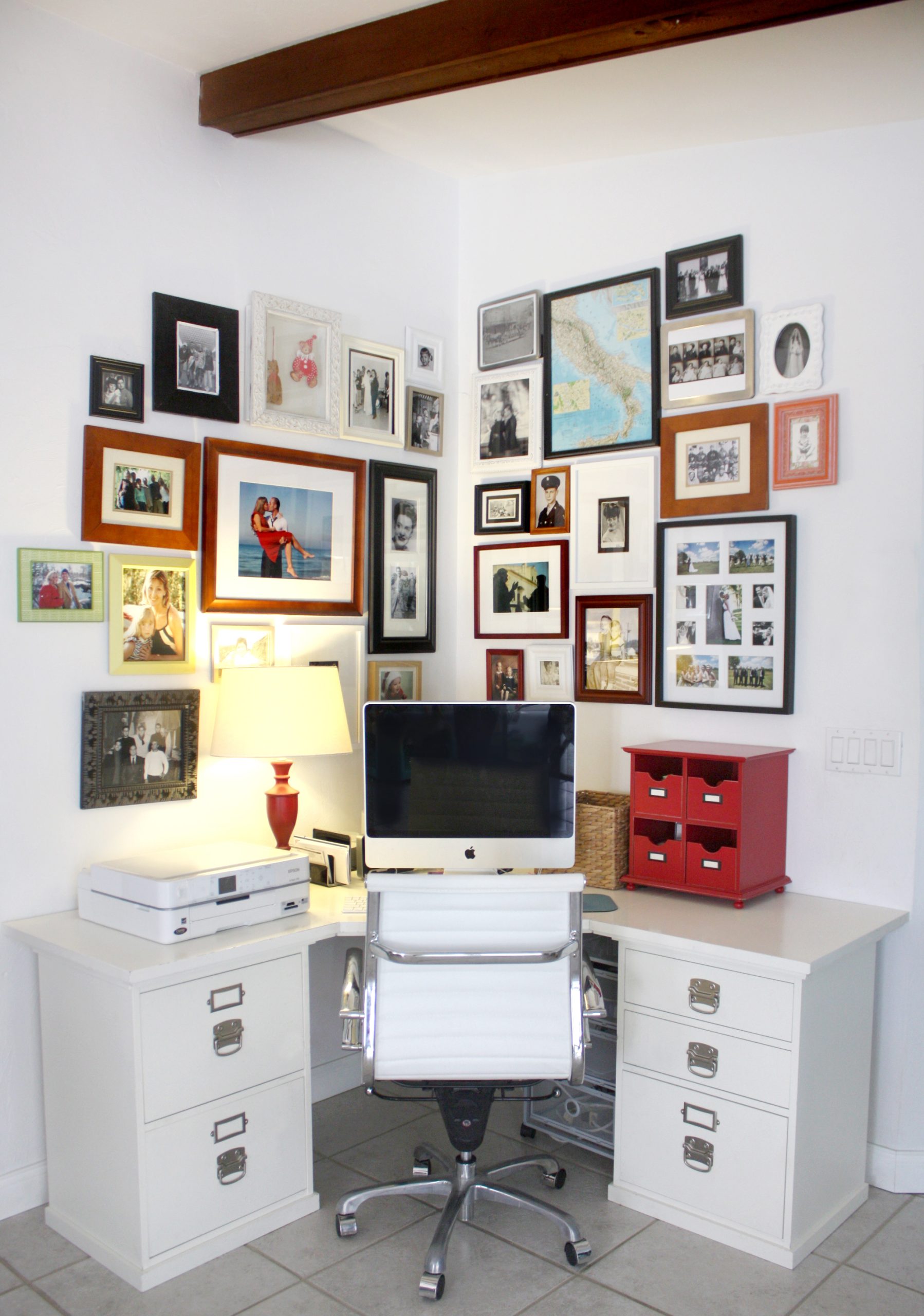 home office com quadros na parede