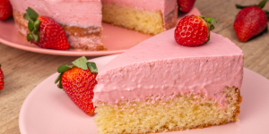 Receita de Bolo de Morango leve e fofinho para sobremesas, aniversários e até para beliscar quando desejar