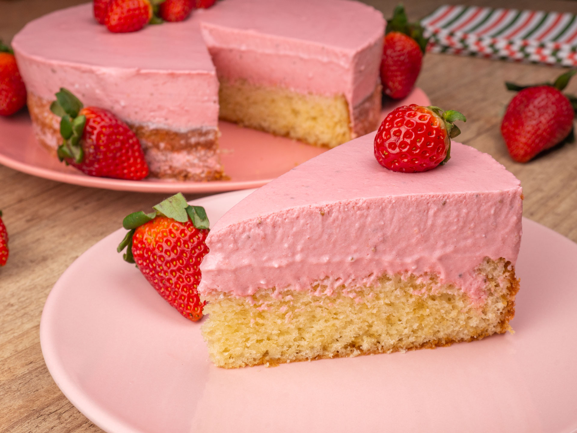 Receita de Bolo de Morango leve e fofinho para sobremesas, aniversários e até para beliscar quando desejar