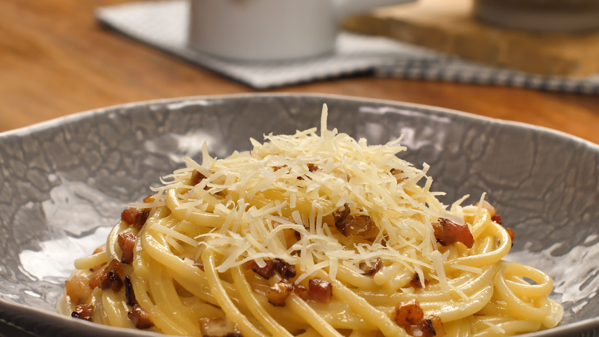 Receita de Espaguete à Carbonara, o prato tradicional italiano que TODO MUNDO ama!