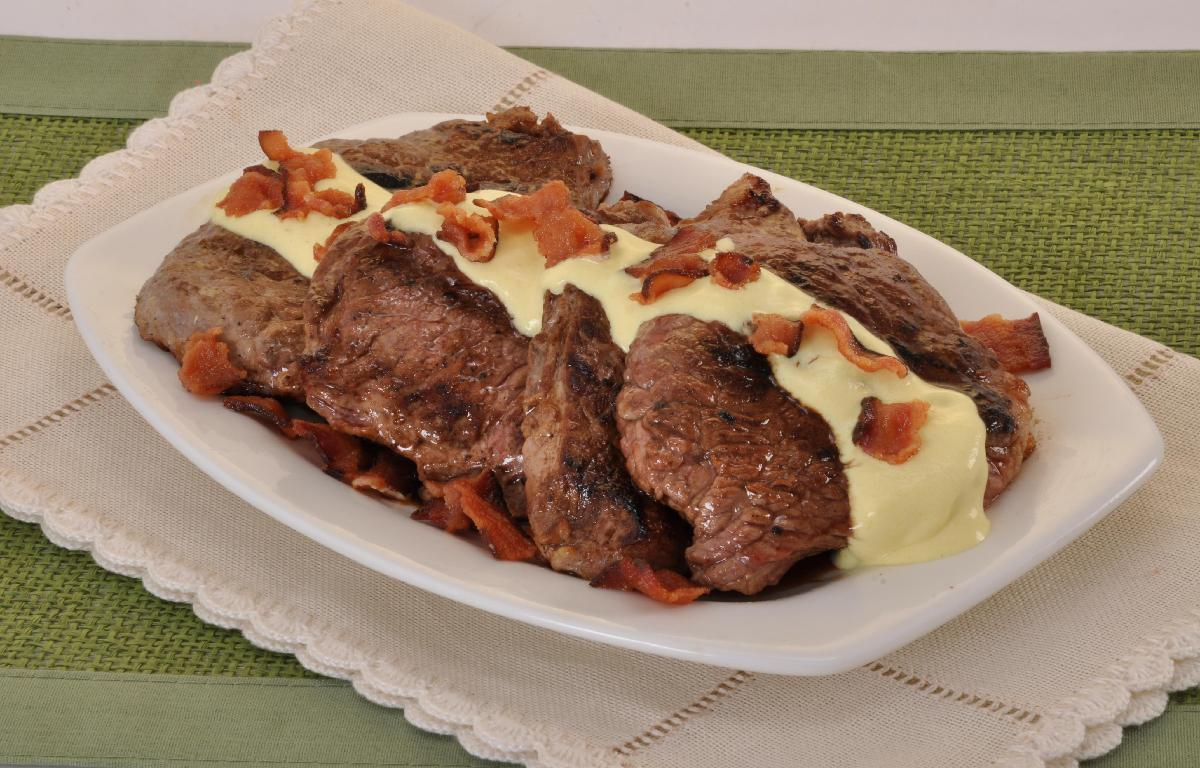 Receita de Bife ao Molho com Bacon para uma refeição rapidíssima e que todo mundo vai aprovar