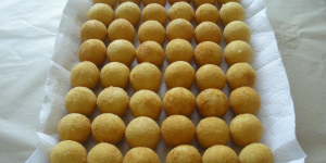 Receita de Croquete de Milho, opção versátil, prática e deliciosa para oferecer às visitas