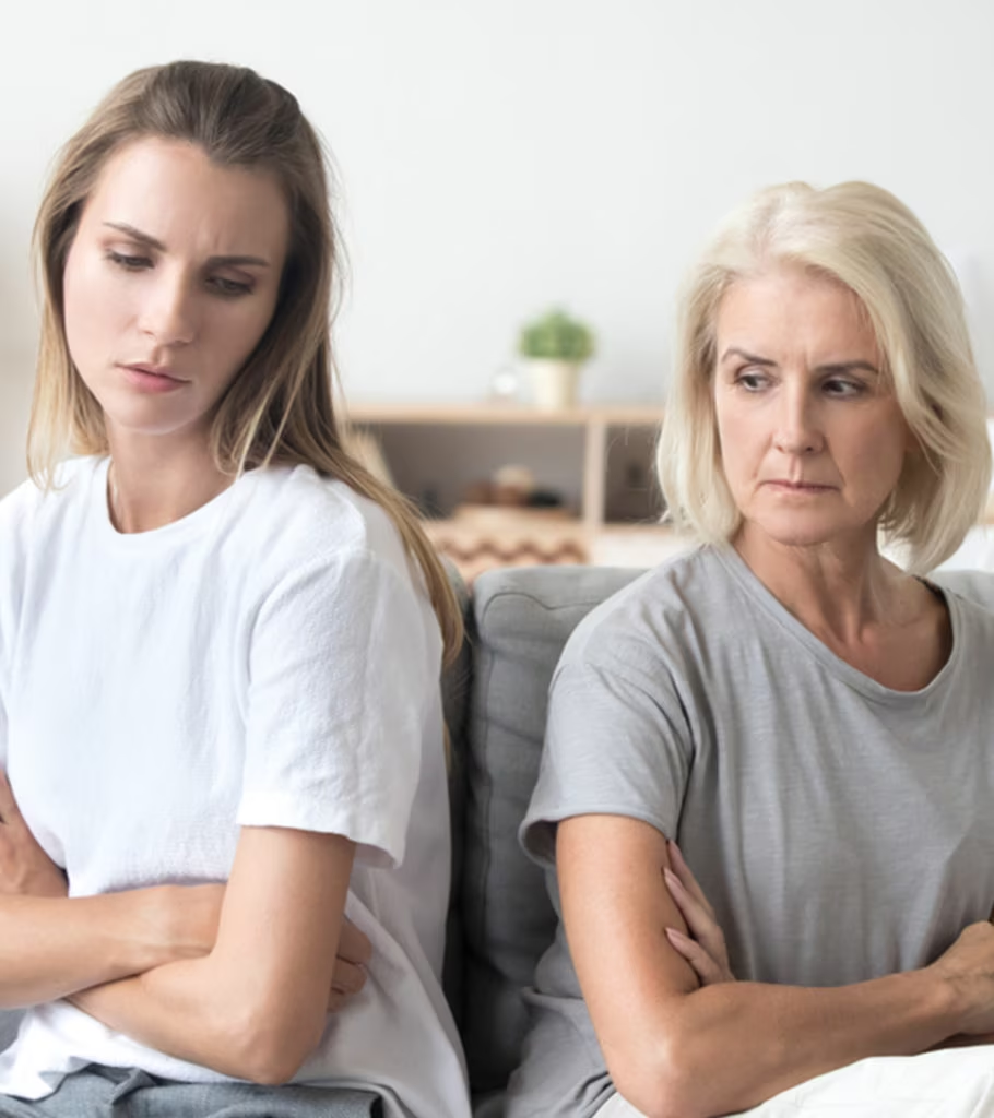 mulheres sentadas de braços cruzados