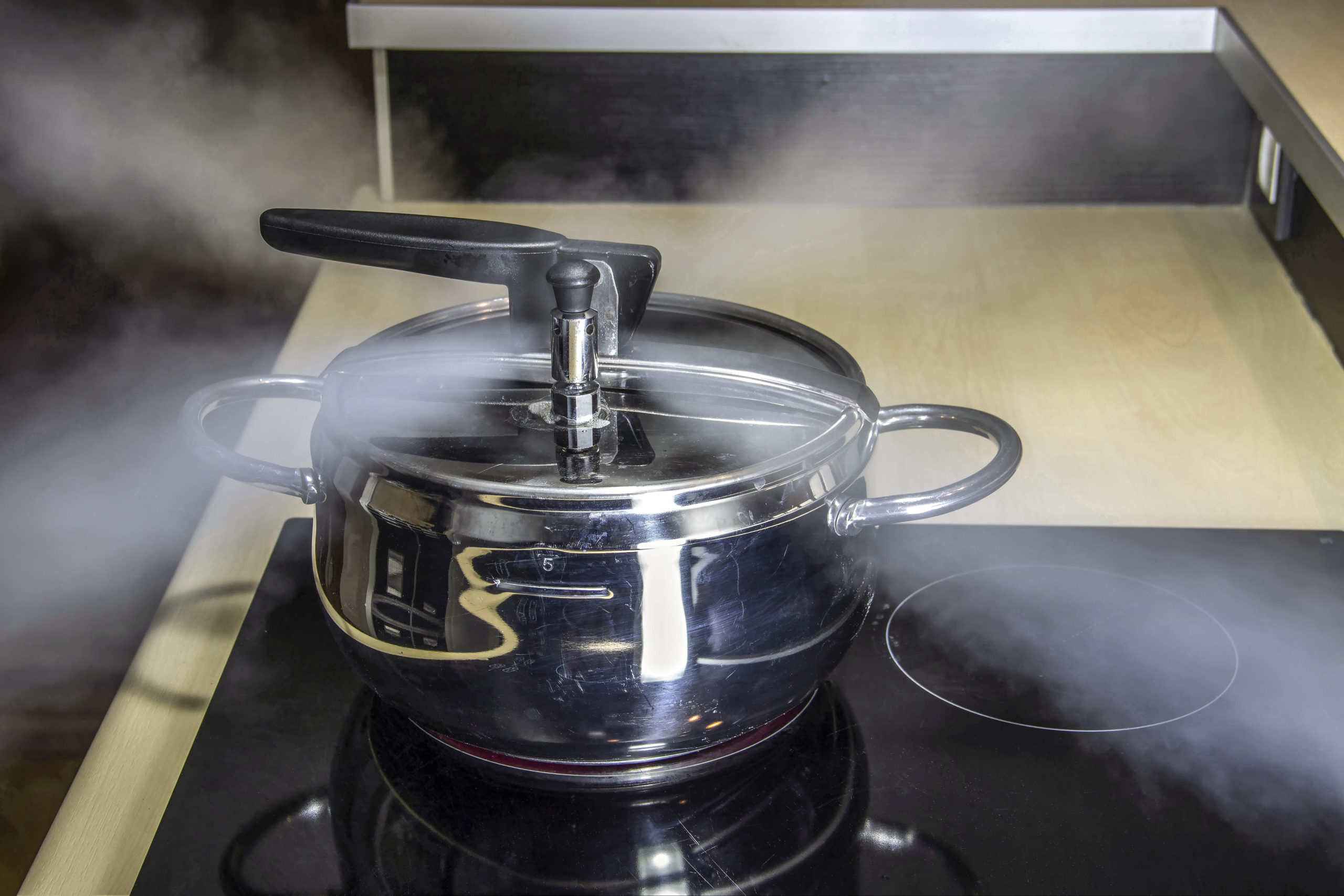 panela de pressão com vapor saindo