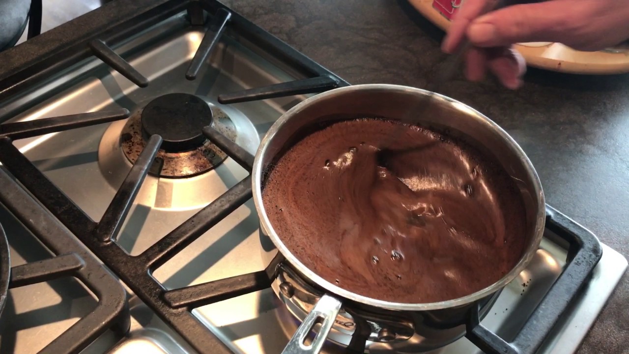 preparo de café no fogão