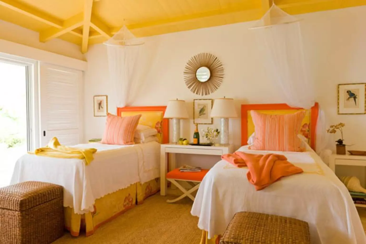 quarto com decoração em amarelo e laranja