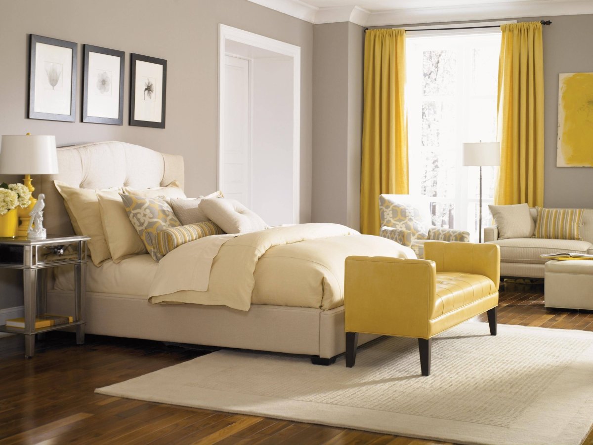 quarto de casal com decoração em bege e amarelo