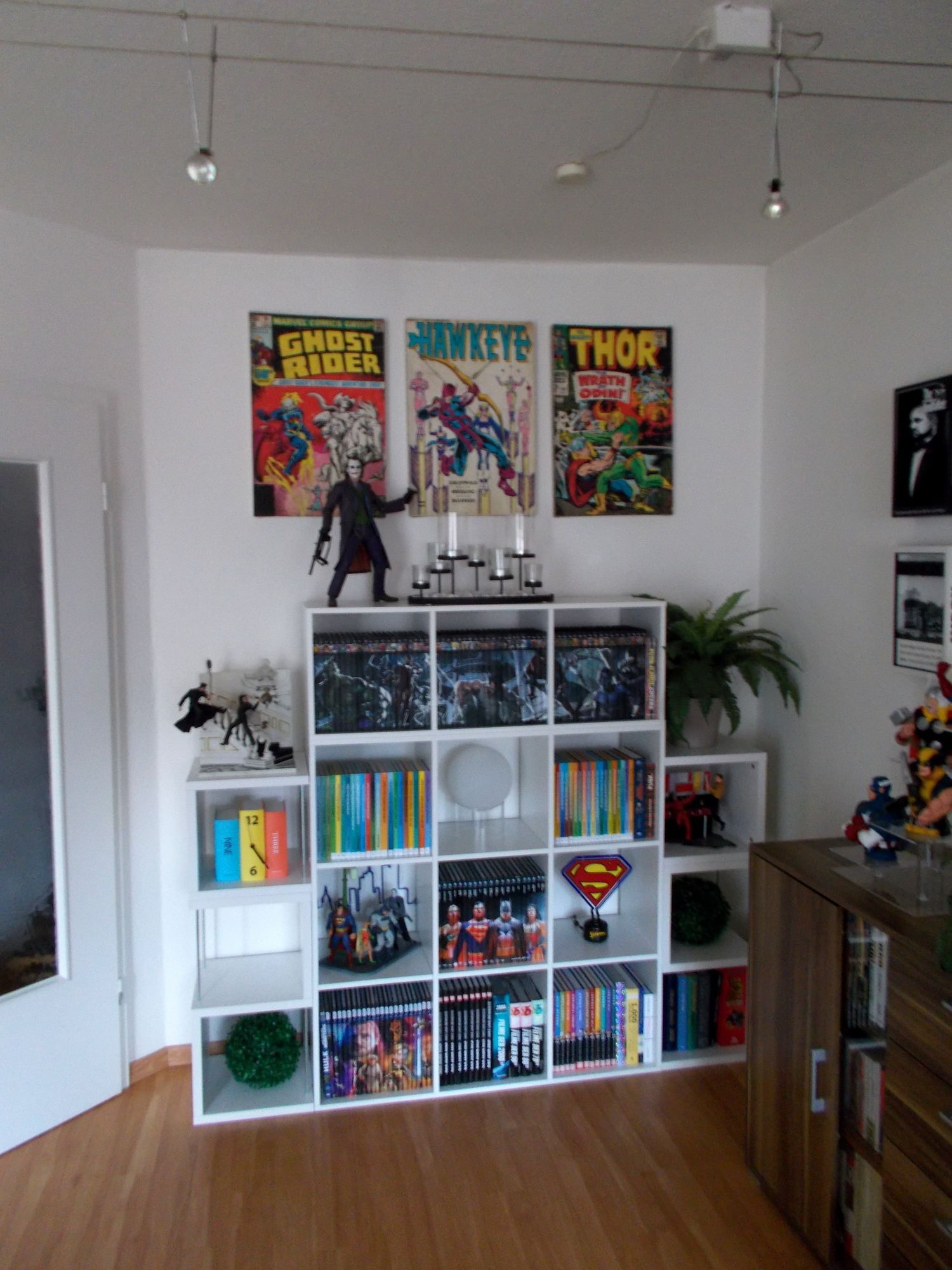 estante com itens de decoração geek