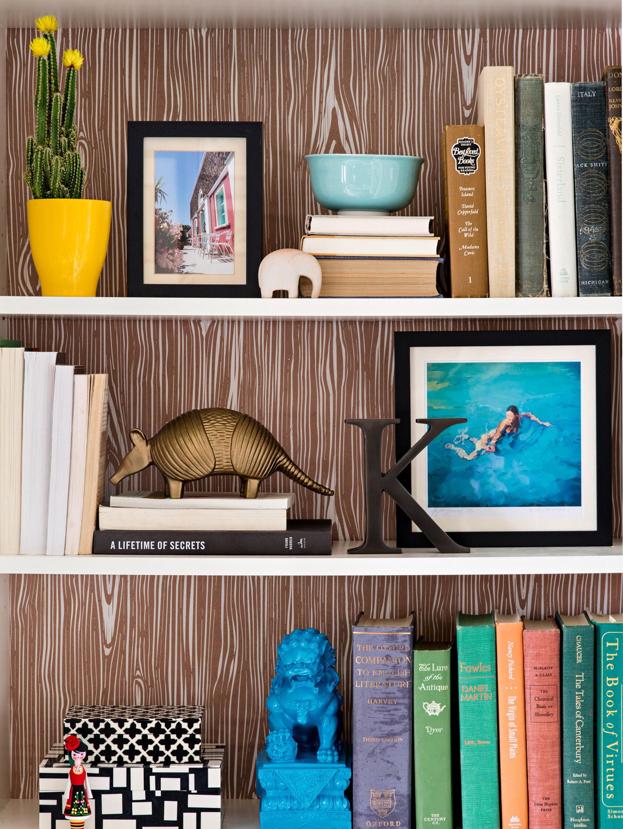 estante com livros e objetos decorativos